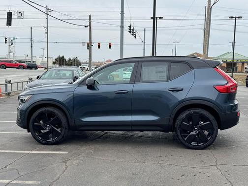 2026 Volvo XC40 Black Edition Ultra, B5 AWD Gas (mild hybrid)