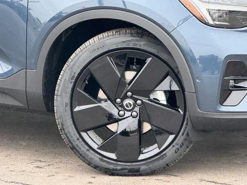 2026 Volvo XC40 Black Edition Ultra, B5 AWD Gas (mild hybrid)