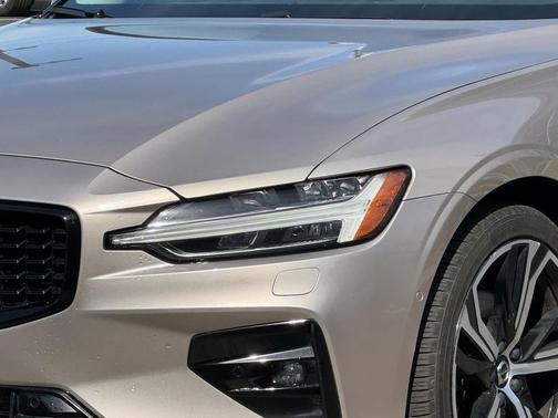 Vapour Grey Metallic 2024 Volvo S60 B5 Plus Dark Theme