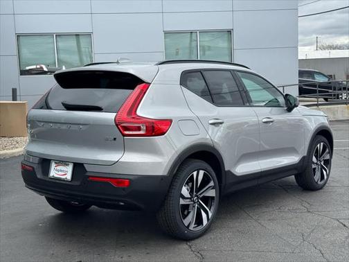 2025 Volvo XC40 B5 Ultra Dark Theme