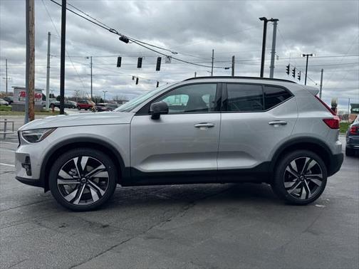 2025 Volvo XC40 B5 Ultra Dark Theme