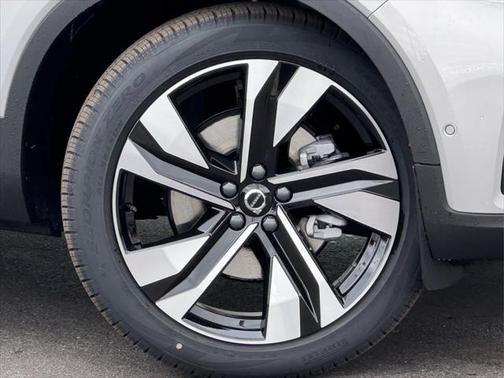 2025 Volvo XC40 B5 Ultra Dark Theme