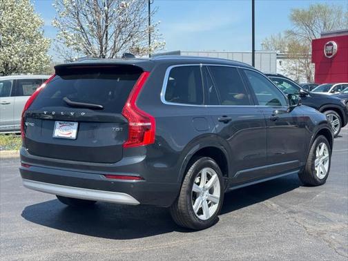 2022 Volvo XC90 T5 Momentum