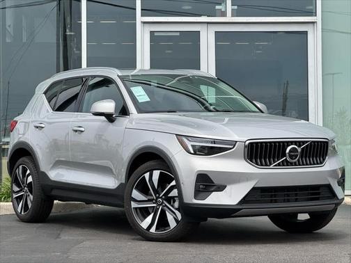 2025 Volvo XC40 B5 Ultra Bright Theme