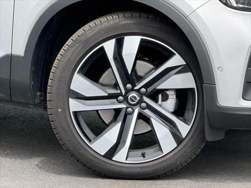 2025 Volvo XC40 B5 Ultra Bright Theme