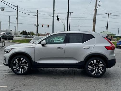 2025 Volvo XC40 B5 Ultra Bright Theme
