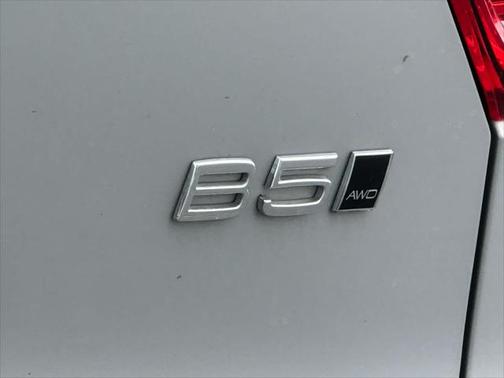 2025 Volvo XC40 B5 Ultra Bright Theme