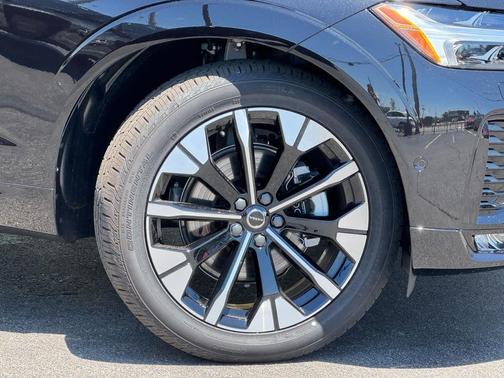 Onyx Black Metallic 2026 Volvo XC60 B5 Plus