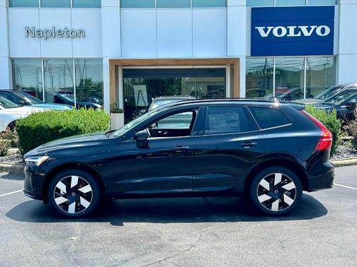 2025 Volvo XC60 Plug-In Hybrid Plus Dark Theme