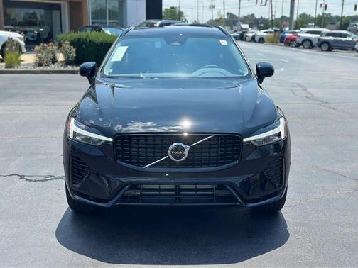 2025 Volvo XC60 Plug-In Hybrid Plus Dark Theme