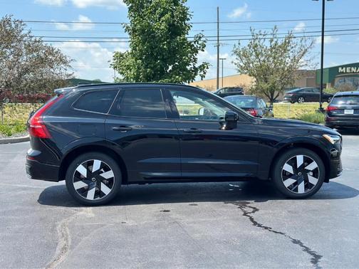 2025 Volvo XC60 Plug-In Hybrid Plus Dark Theme