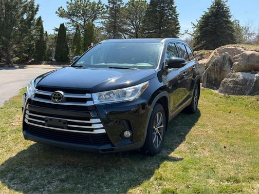 Midnight Black Metallic 2019 Toyota Highlander XLE