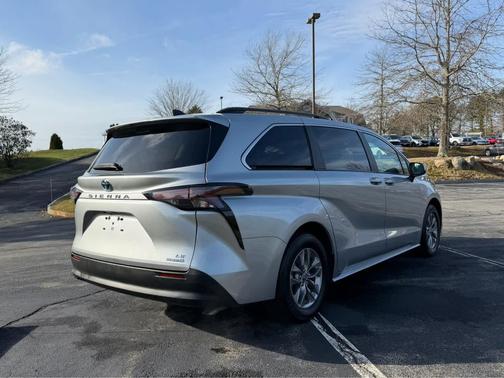 2024 Toyota Sienna LE