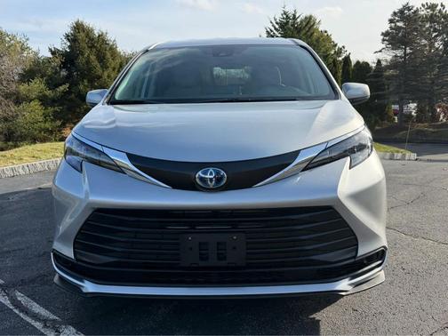 2024 Toyota Sienna LE