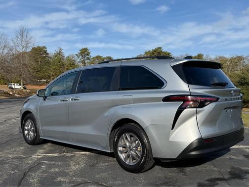 2024 Toyota Sienna LE