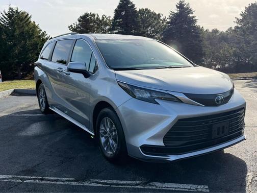 2024 Toyota Sienna LE