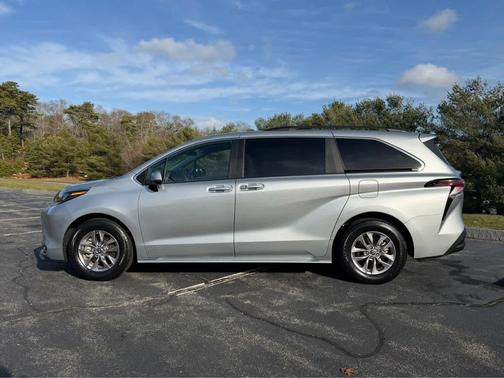 2024 Toyota Sienna LE