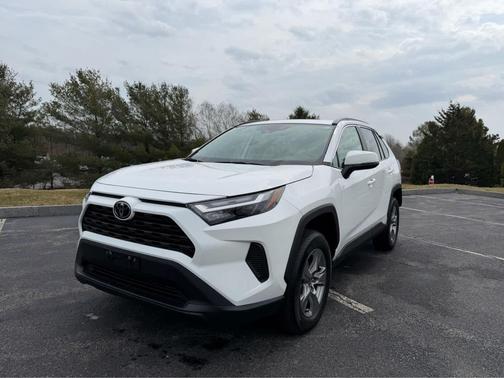 Ice Cap 2024 Toyota RAV4 XLE
