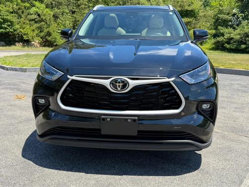 Midnight Black Metallic 2025 Toyota Highlander XLE