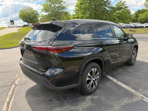 Midnight Black Metallic 2025 Toyota Highlander XLE
