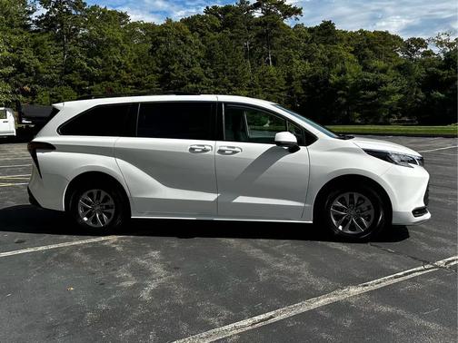2024 Toyota Sienna LE