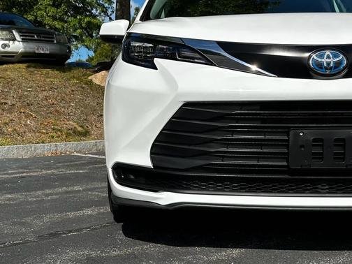 2024 Toyota Sienna LE