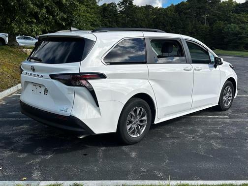 2024 Toyota Sienna LE