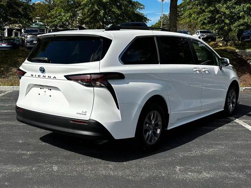 2024 Toyota Sienna LE