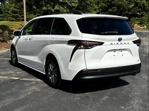 2024 Toyota Sienna LE