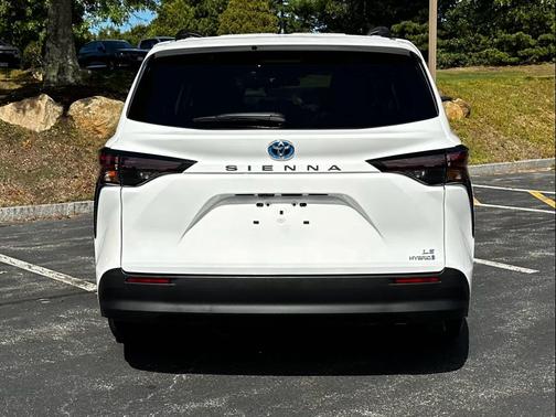 2024 Toyota Sienna LE