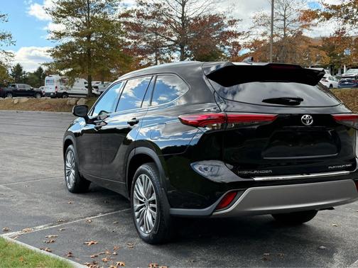 2022 Toyota Highlander Platinum