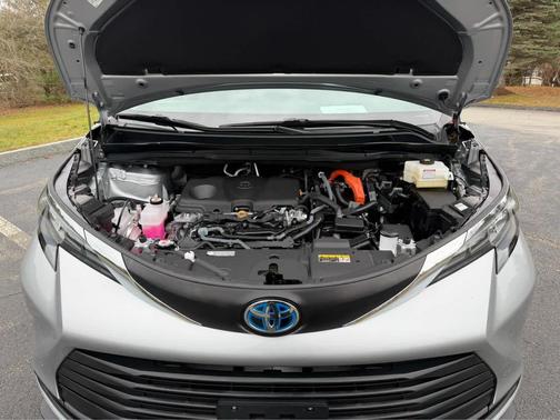 2024 Toyota Sienna LE