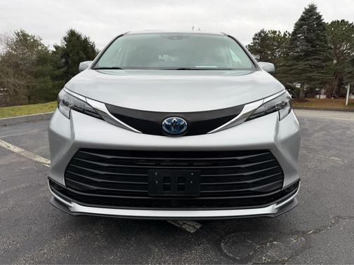 2024 Toyota Sienna LE
