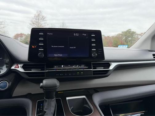 2024 Toyota Sienna LE