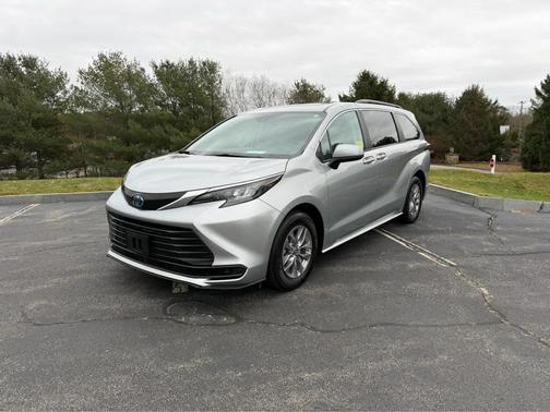 2024 Toyota Sienna LE