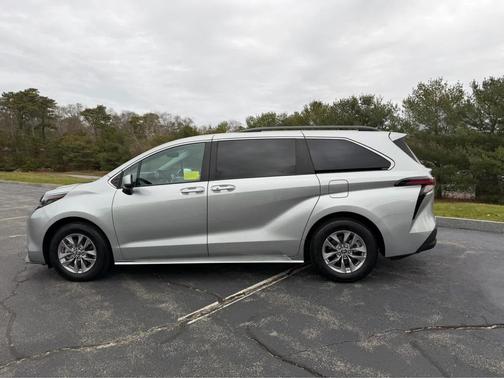 2024 Toyota Sienna LE