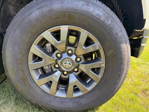 Ice Cap 2023 Toyota Tacoma SR5