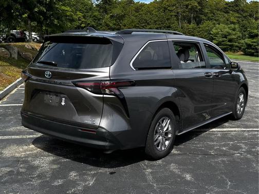 2024 Toyota Sienna LE