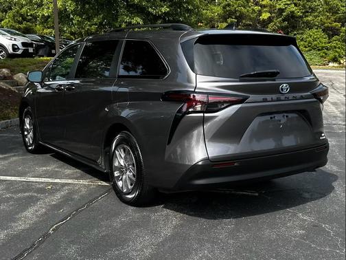 2024 Toyota Sienna LE