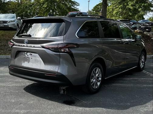 2024 Toyota Sienna LE