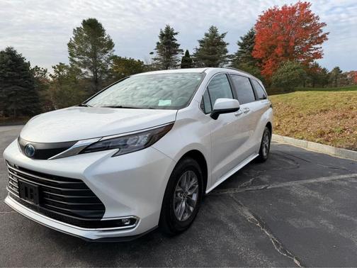 2024 Toyota Sienna XLE
