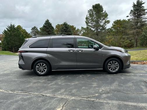 2023 Toyota Sienna LE