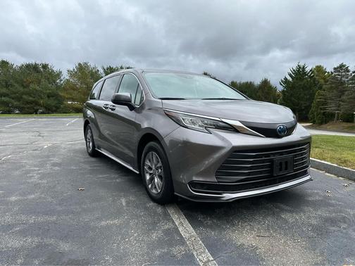 2023 Toyota Sienna LE