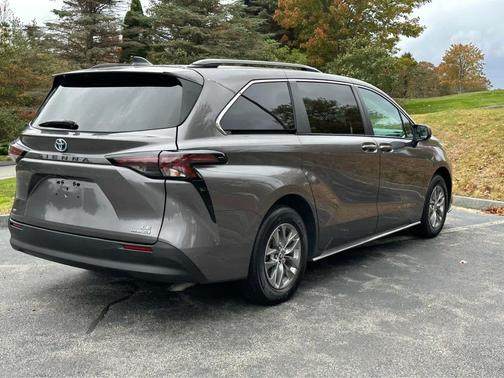 2023 Toyota Sienna LE