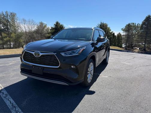 Midnight Black Metallic 2026 Toyota Highlander Hybrid Platinum