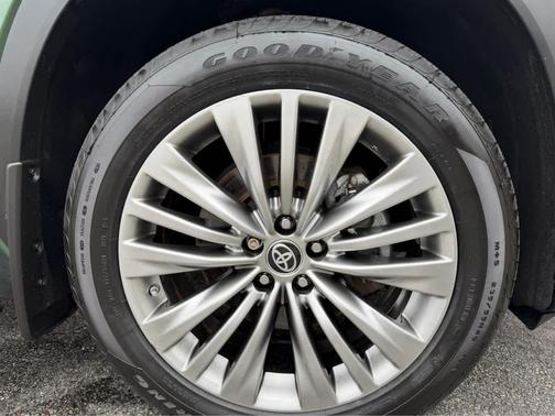 2023 Toyota Highlander Hybrid Platinum