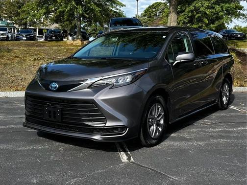 2024 Toyota Sienna LE