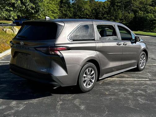 2024 Toyota Sienna LE