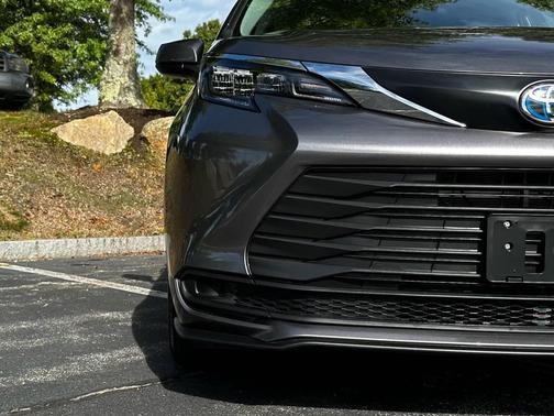 2024 Toyota Sienna LE