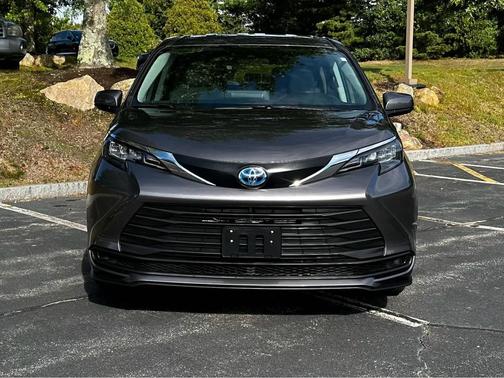 2024 Toyota Sienna LE